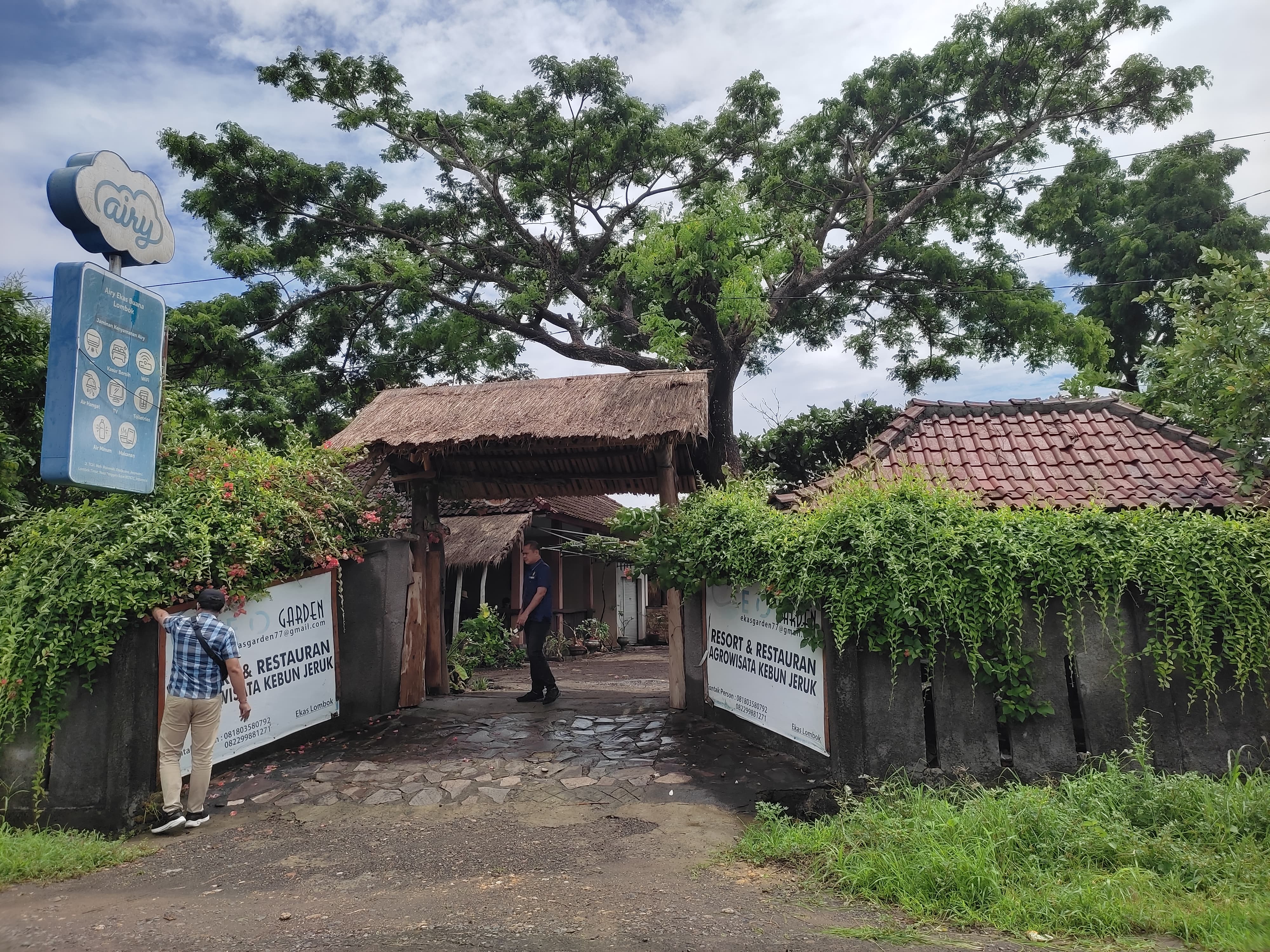 1 (satu) bidang tanah seluas 7.366 m2 dan bangunan yang beridiri di atasnya dengan bukti kepemilikan SHM Nomor : 1403 terletak di Desa Pemongkong, Kec. Jerowaru Kab. Lombok Timur