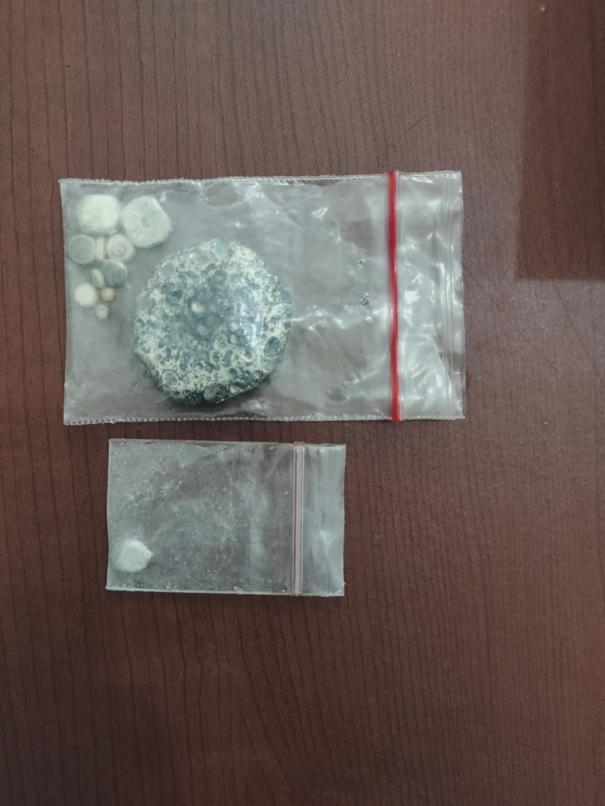 Emas seberat ±55.68 (lima puluh lima koma enam puluh delapan) gram