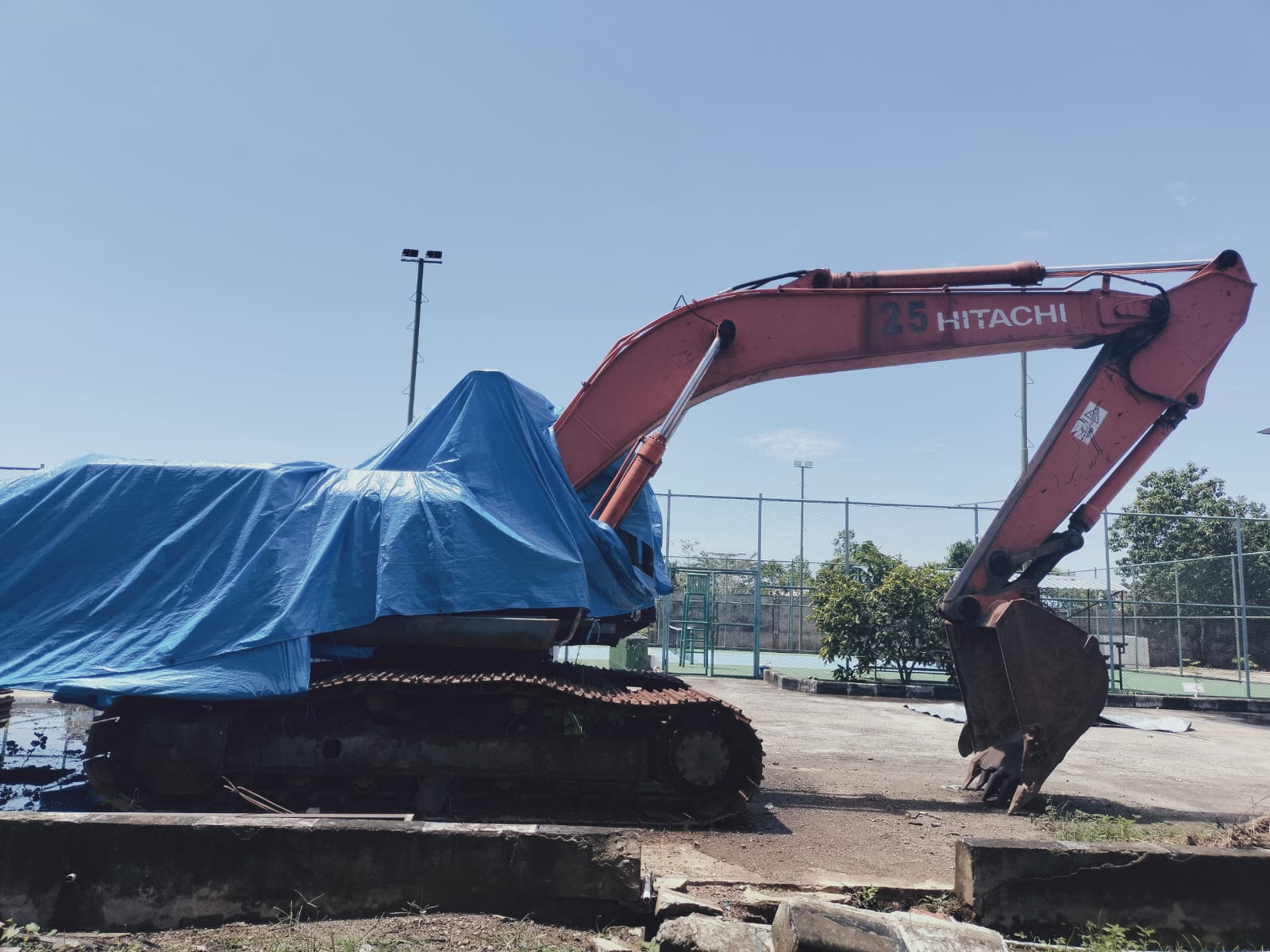 1 (satu) unit Excavator Merk/Type HITACHI ZX200-5G, berwarna Orange, Nomor Lambung 25 Nomor Seri HCMDCDF0T00003277