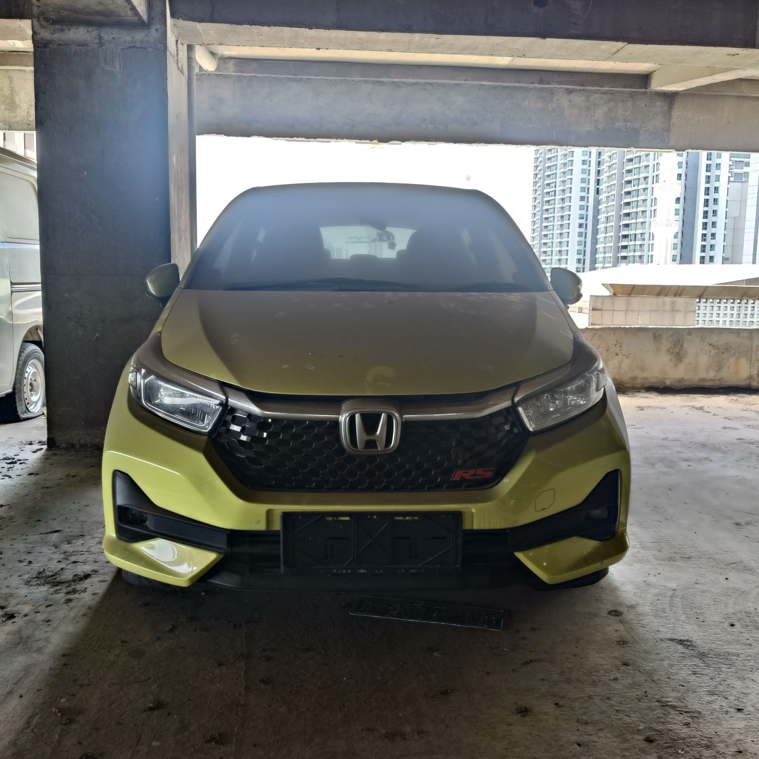 Mobil Honda Brio Satya 1.2 E MT CKD tahun 2024 warna Hijau Lime Metalik Nomor Registrasi R 1410 UM