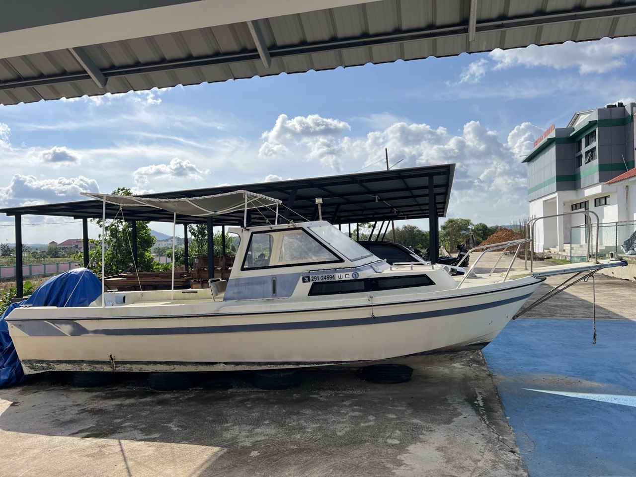 1 (satu) buah Kapal model Yamaha Fish 22 Size 22 feet Engine Honda 115 hp 4-stroke jet engine (2013)  dan perlengkapan yang melekat