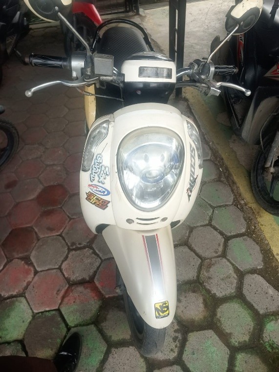 Sepeda Motor HONDA Scoopy Warna Krem Putih (Dalam STNK Warna  Krem Merah) Terpasang No. Pol.: B 4897-DR