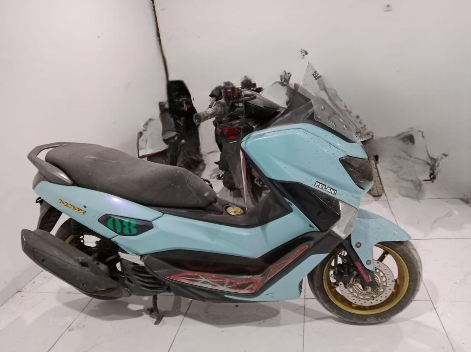 1 (satu) unit sepeda motor merk Yamaha NMAX warna biru tanpa No.Pol. dengan No.Rangka MH3SG3120HK355163 dan No.Mesin G3E4E- 0500675 beserta kunci kontaknya ;