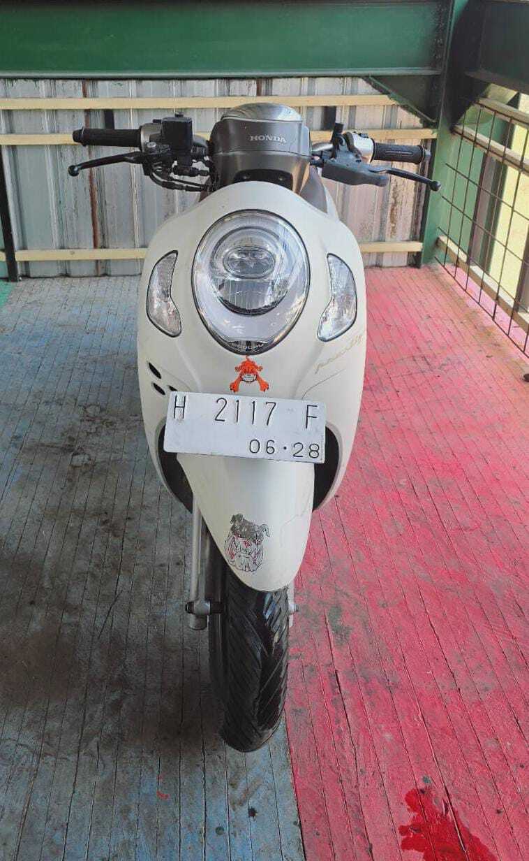 1 (satu) Unit Sepeda Motor Merk Honda Scoopy Warna Putih dengan Nopol H 2117 F