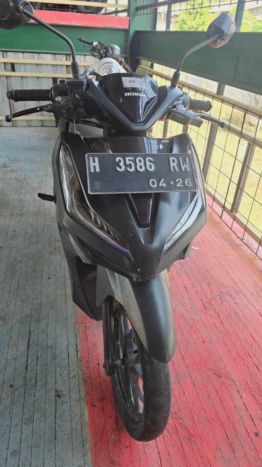 1 (satu) Unit Sepeda Motor Merk Honda Honda Vario 125 Warna Hitam Nopol H 3586 RW
