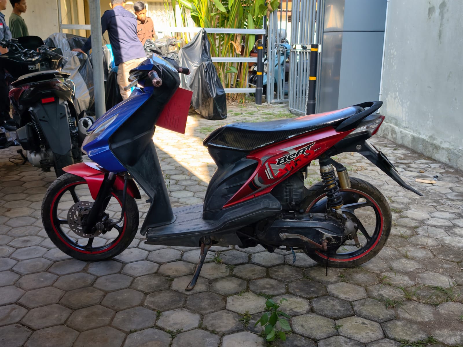 1 (satu) unit sepeda motor honda Beat warna merah campur biru