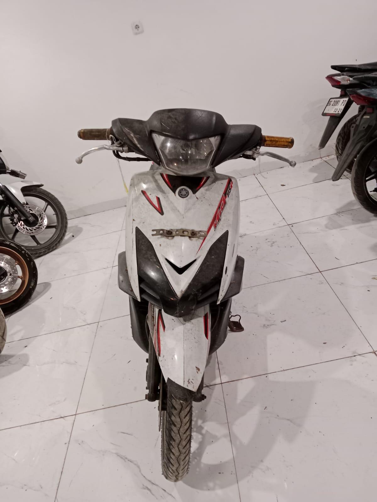 1 (satu) unit Sepeda Motor merk Yamaha Mio GT warna putih tanpa No.Pol, No rangka : MH32BJ003EJ657572 dan No. Mesin : 2BJ-657686;