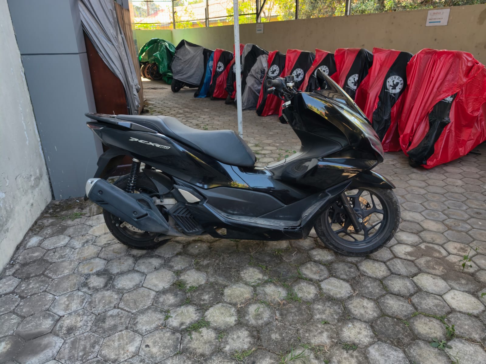 1 (satu) unit sepeda motor merek Honda PCX warna hitam