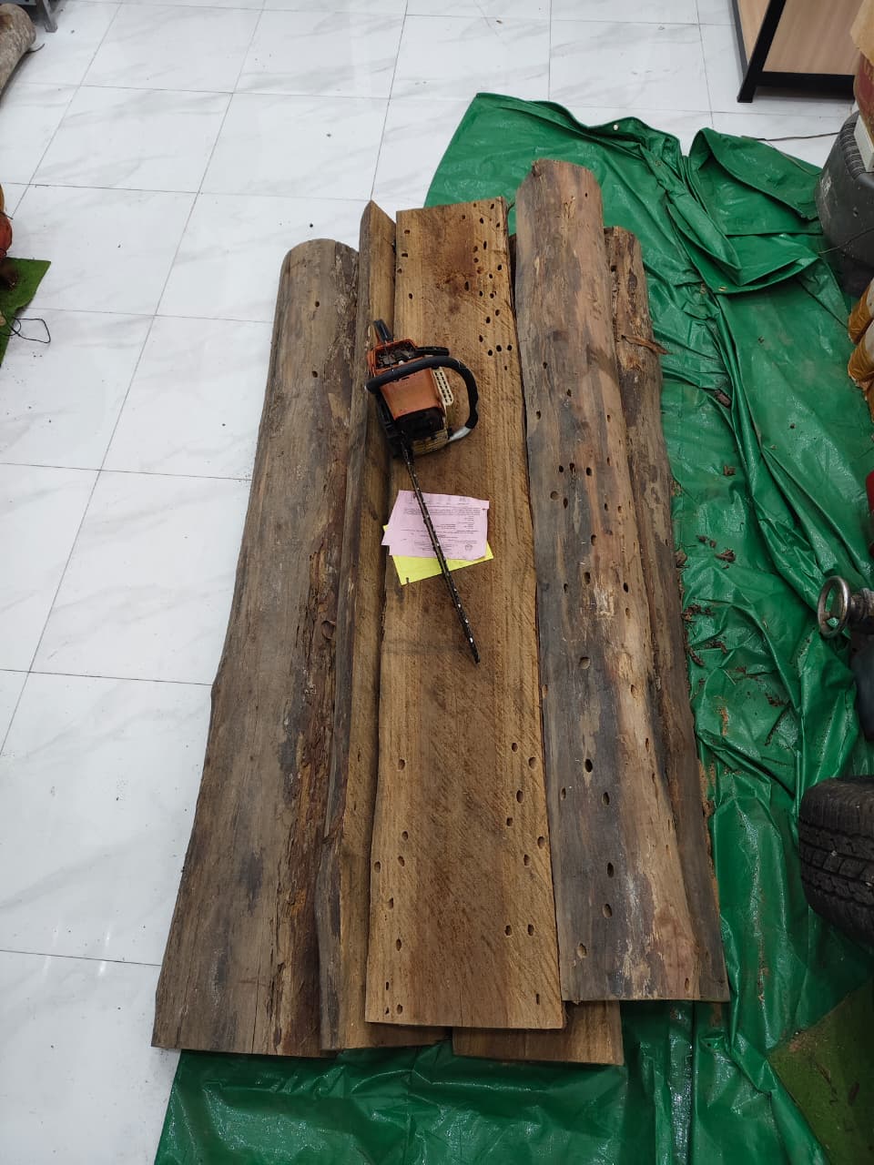 1 (satu) unit mesin chainsaw dan Kayu olahan jenis Sala Ara berbagai ukuran