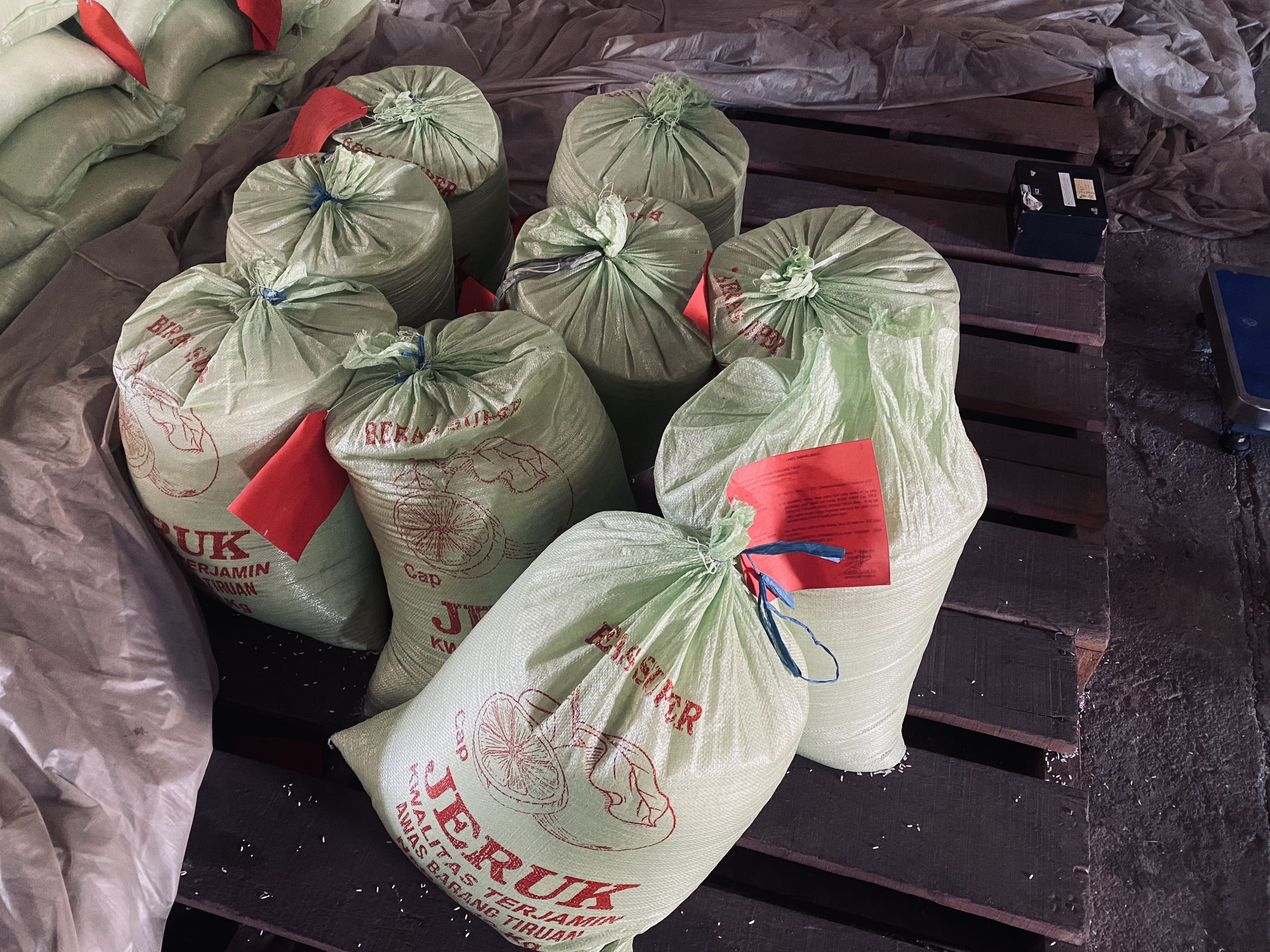 9 (sembilan) karung berisikan beras SPHP 40 kg