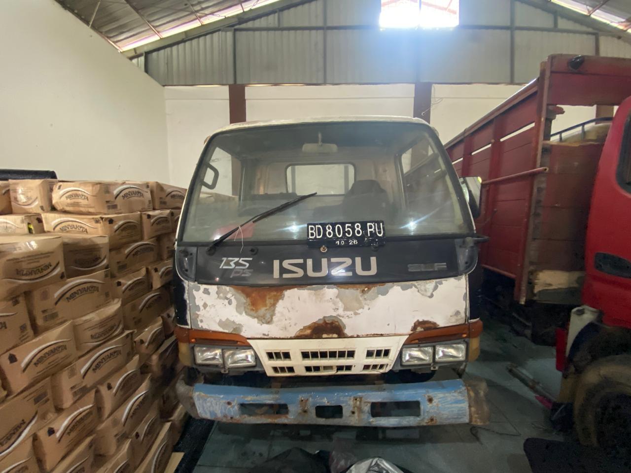 1 (satu) unit kendaraan truk roda 6 (enam) merek ISUZU jenis ELF warna putih dengan No. POL BD 8058 PU No. rangka Al011002775 No. Mesin YG50949 (pada putusan: No. rangka Al 911002775 No. Mesin Y 950949) beserta kunci