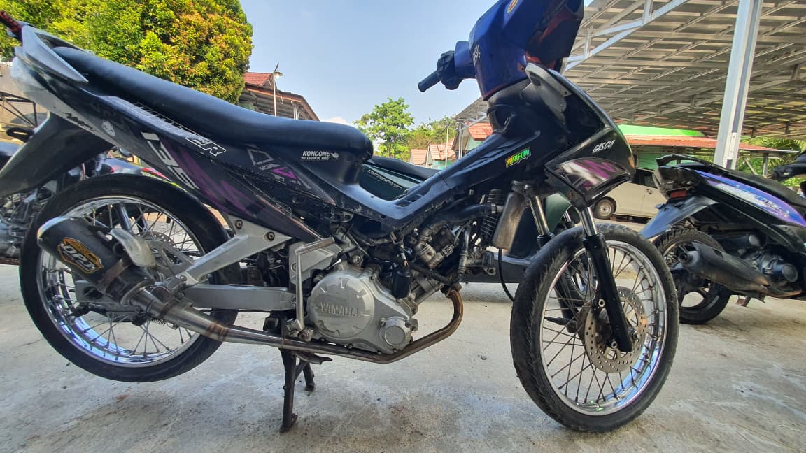 Motor merk Yamaha Jupiter MX wama hitam