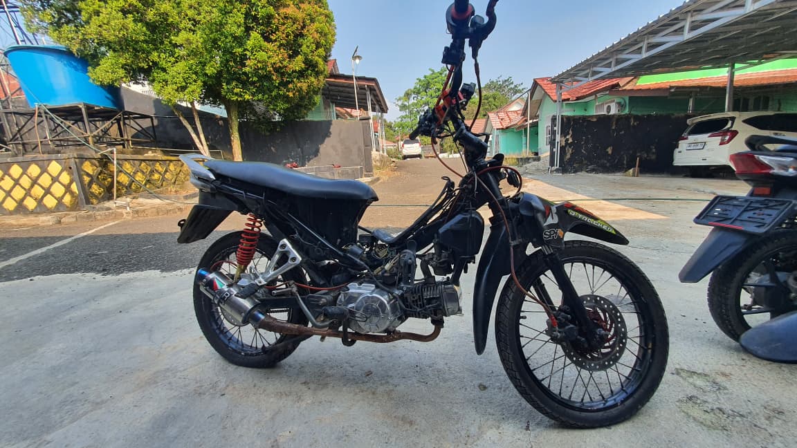 Motor Honda Revo warna hitam