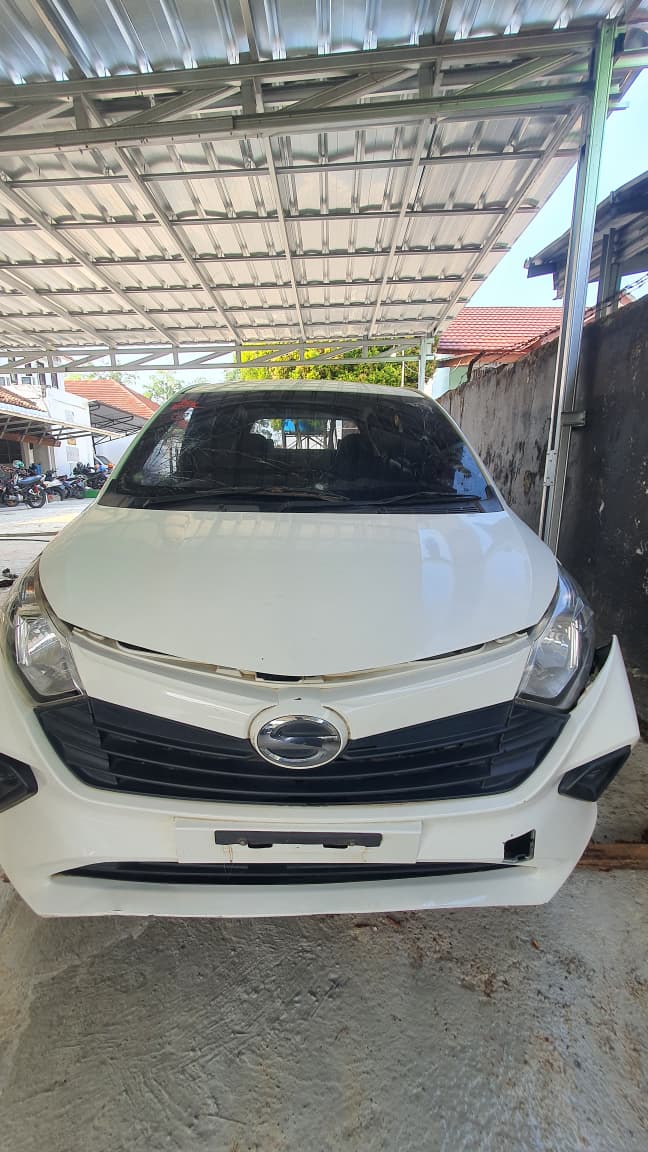 Mobil DAIHATSU SIGRA warna putih