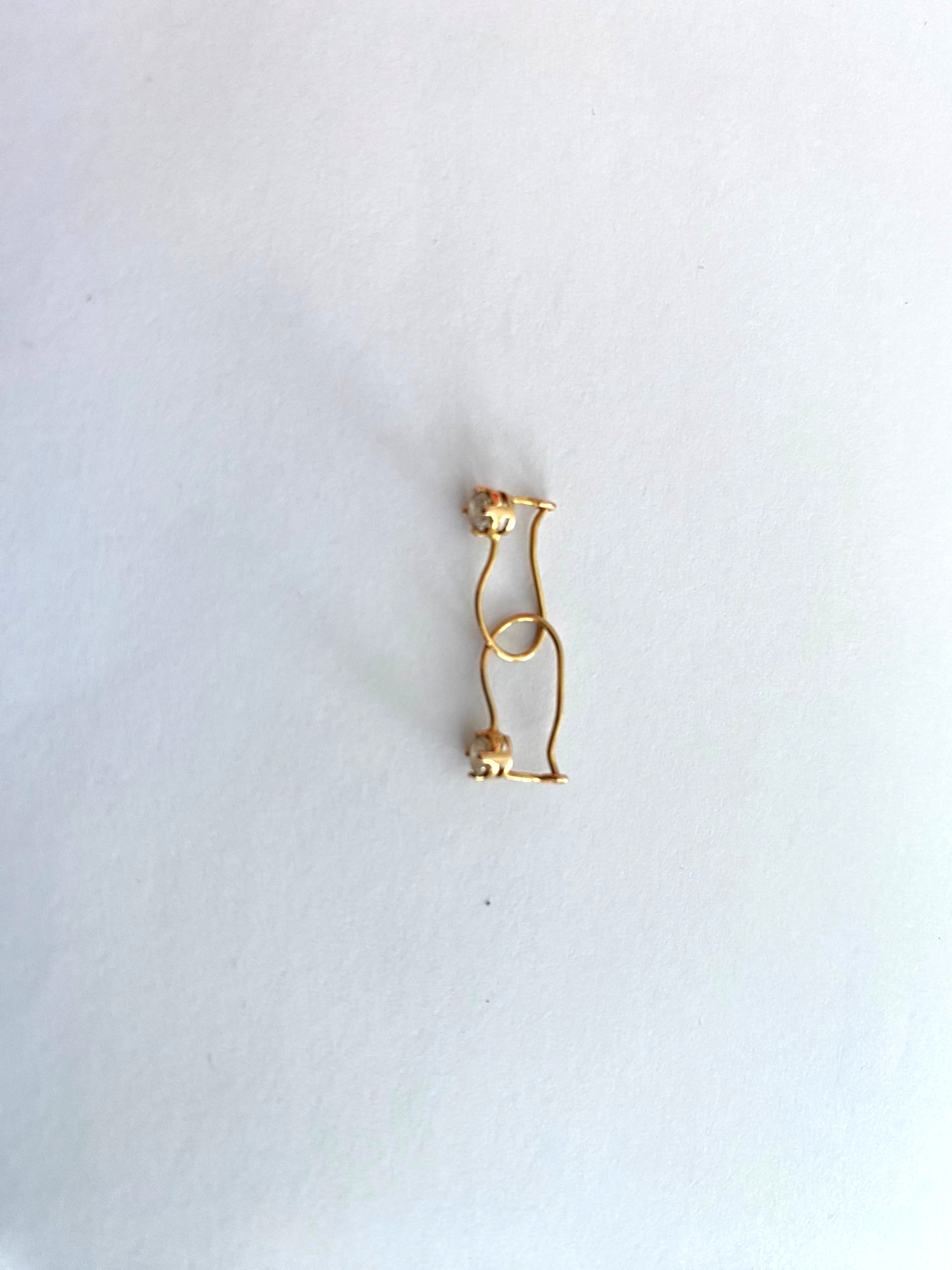 Satu pasang anting mata gelas berat 0,5 gram