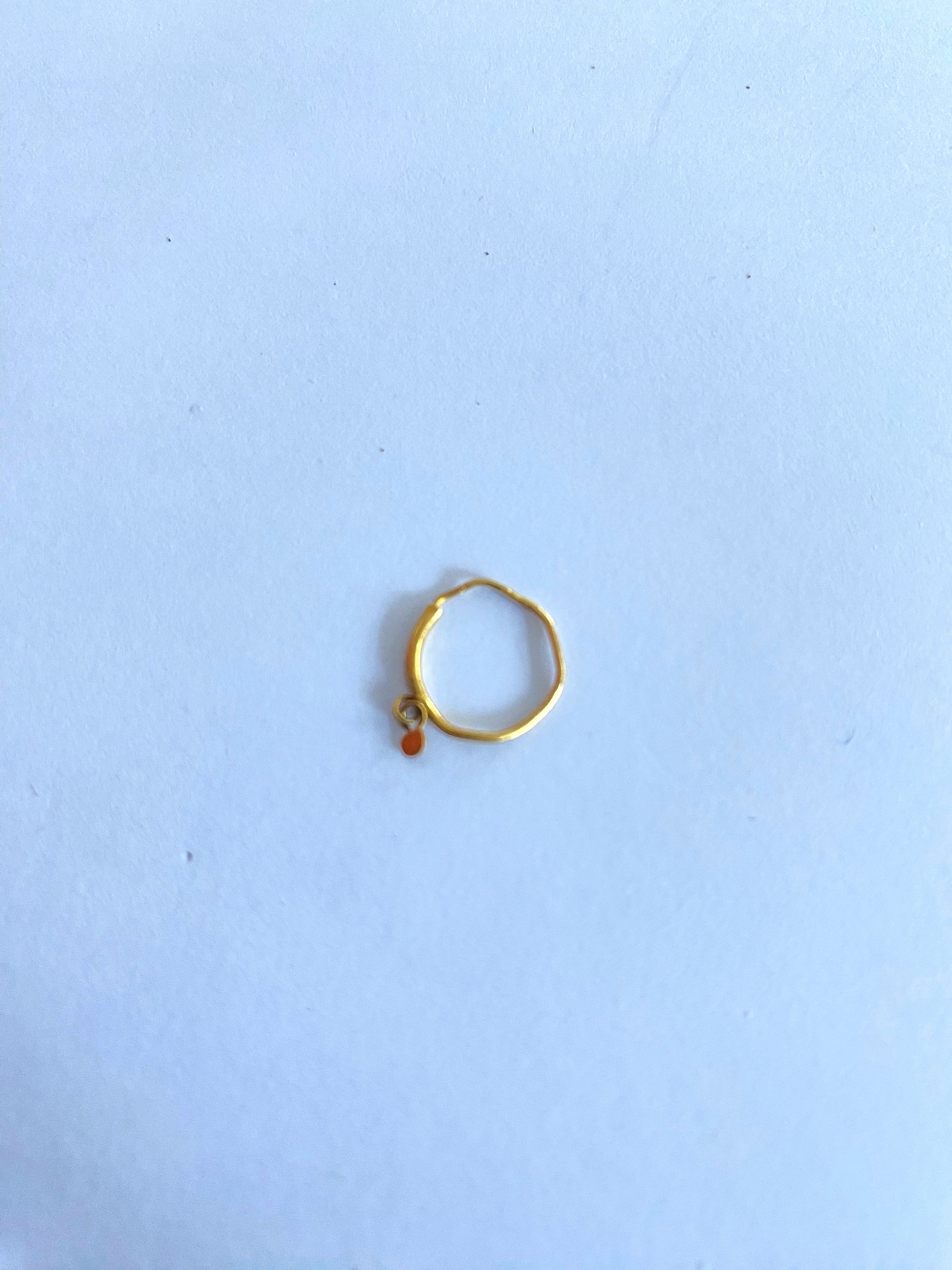 Satu liontin mata gelas ditaksir berat 0,5 gram