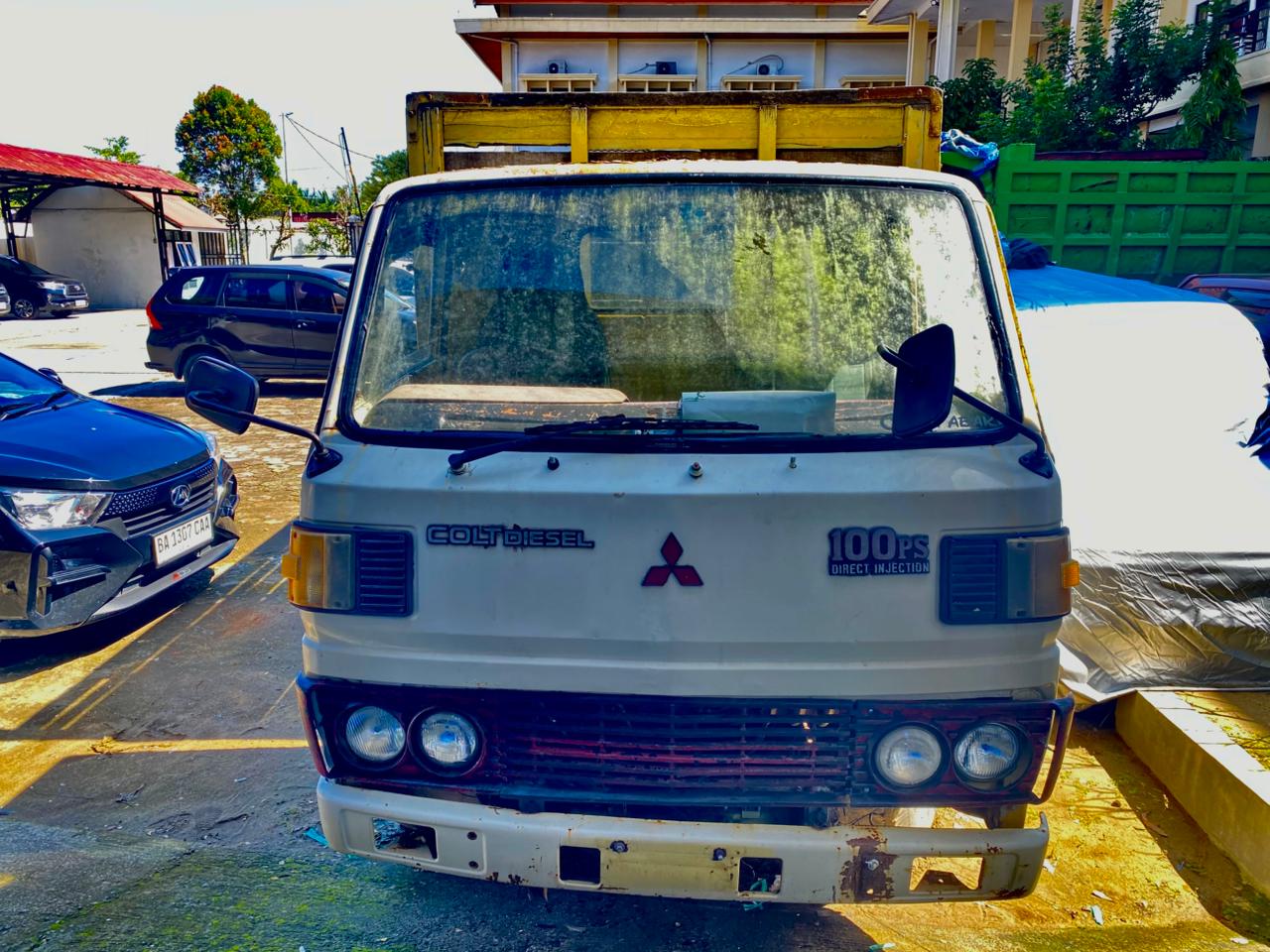 1 (satu) unit mobil truk warna kuning dengan nopol BA 8993 BA. No. Rangka : FE104B036033, No. Mesin : 4D31C656820