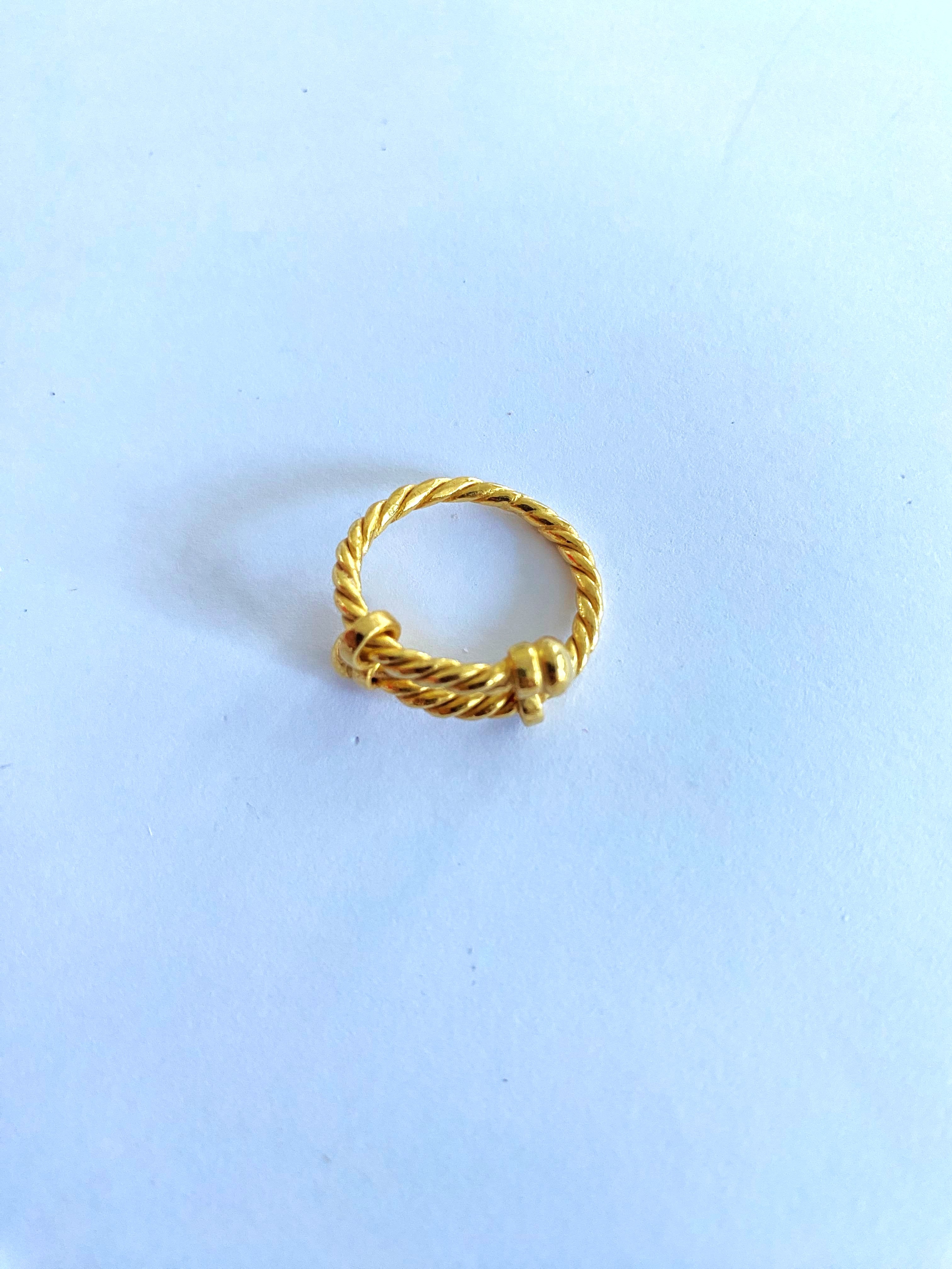 Satu cincin selisih berat 7,5 gram dengan kadar 22 karat