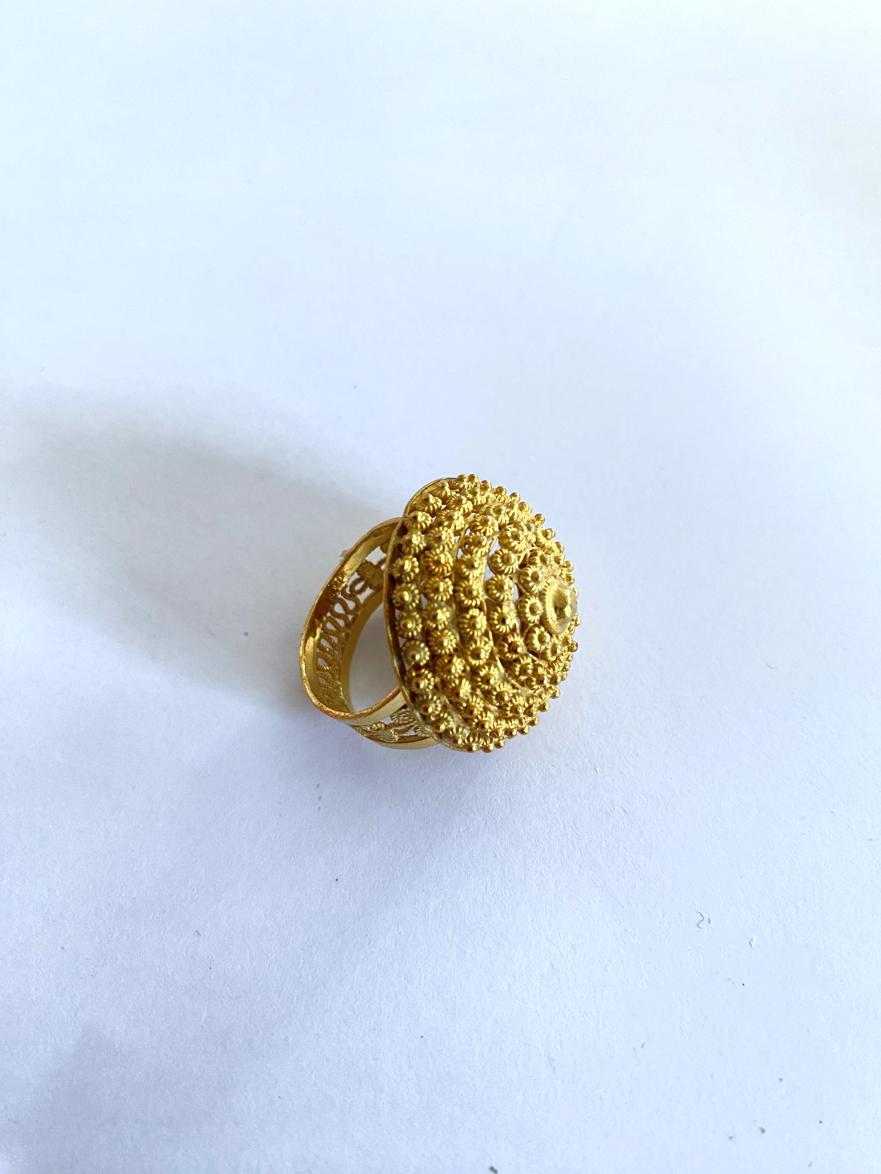 Satu cincin model borobudur berat 16,62 gram dengan kadar 22 karat