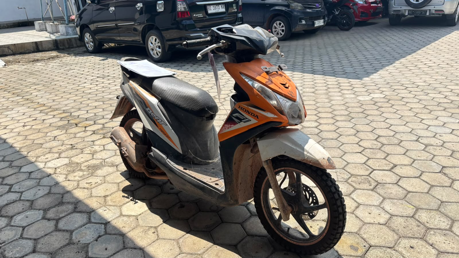 1 (satu) Unit sepeda motor merk Honda beat, warna orange kombinasi putih, tanpa nopol, No Rangka: MH1JFM223EKA233306, No Mesin: JFM252213216; 1 (satu) Buah Kunci Kontak Sepeda motor warna hitam merk honda;