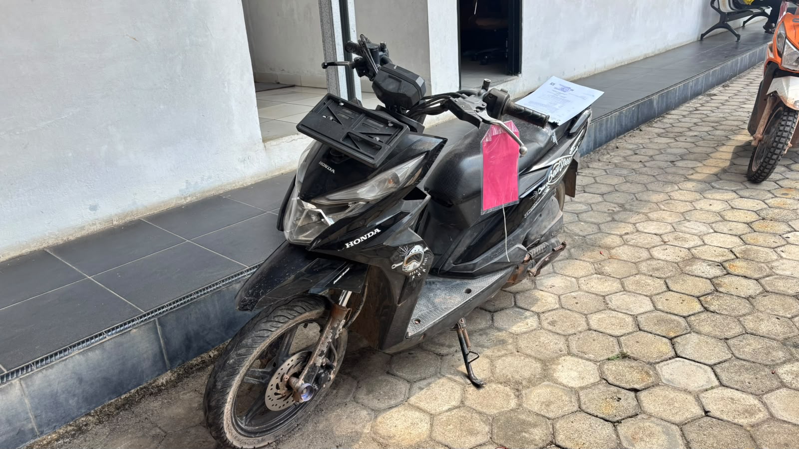 1 (satu) unit sepeda motor merk beat street, warna hitam, tanpa nopol, No Rangka: 2 MH1JFZ213HK180212, No Mesin: JFZ2E1183082; 1 (satu) buah kunci kontak sepeda motor warna hitam merk Honda: