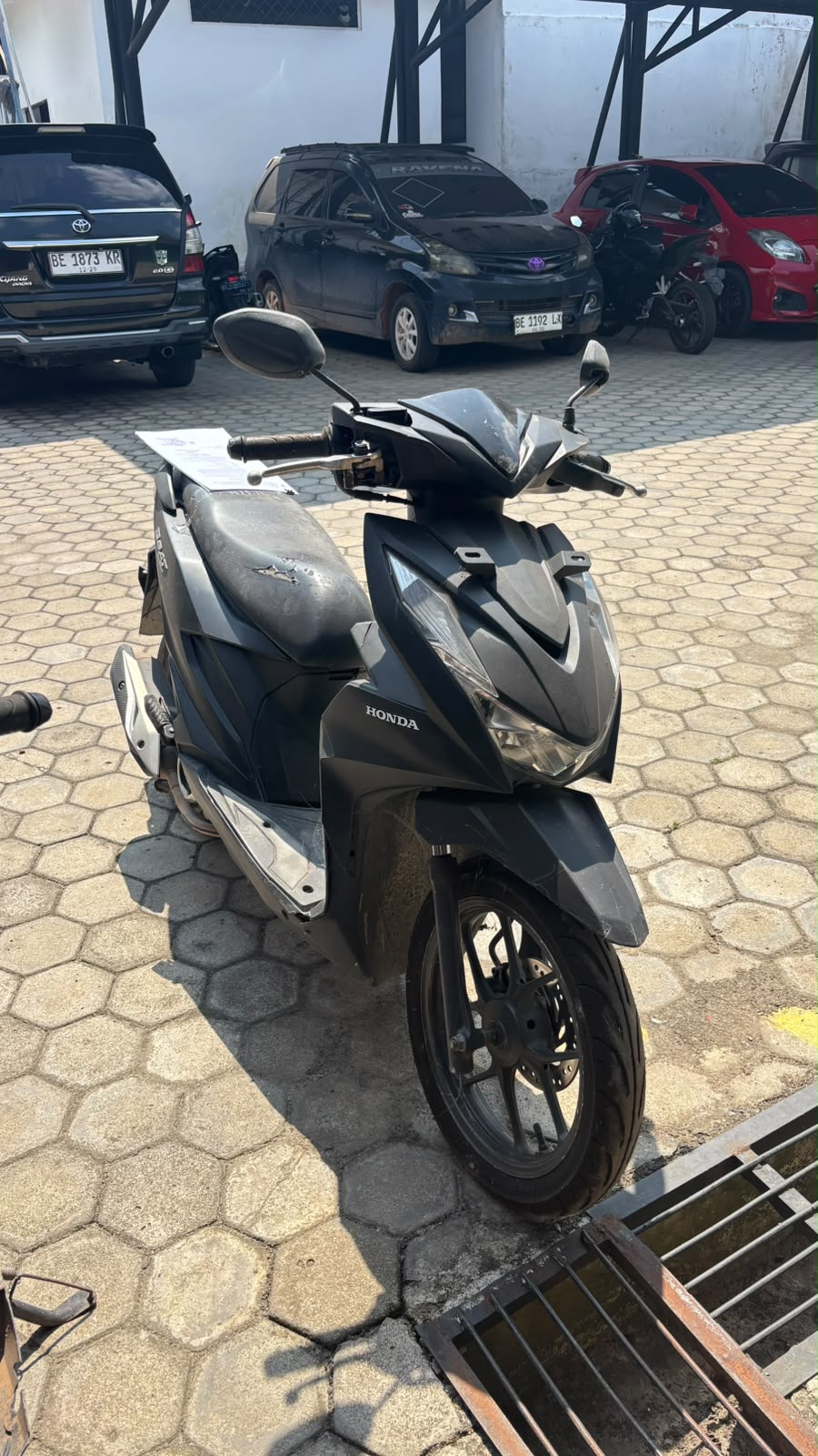  1 (satu) unit motor merek honda beat warna hitam dengan No. rangka Mh1jm9115pk927908, dan No. mesin Jm91e1927401;
