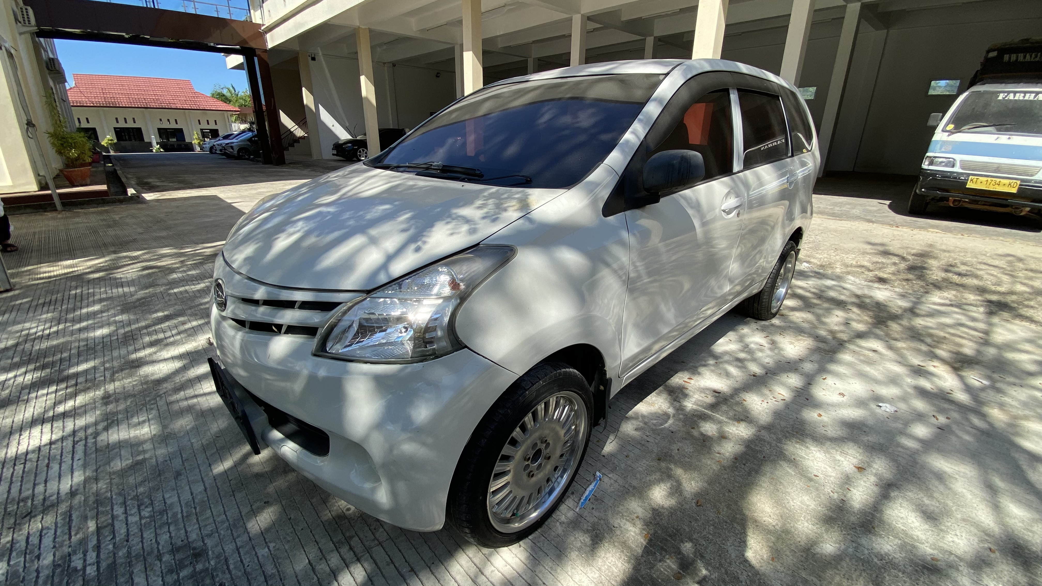 Mobil Daihatsu Xenia berwarna Putih