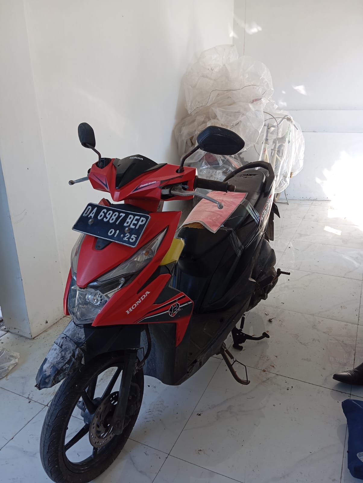 1 (satu) unit Sepeda Motor  Honda Beat Warna Merah  Dengan  Nopol  DA 6987 BEP  