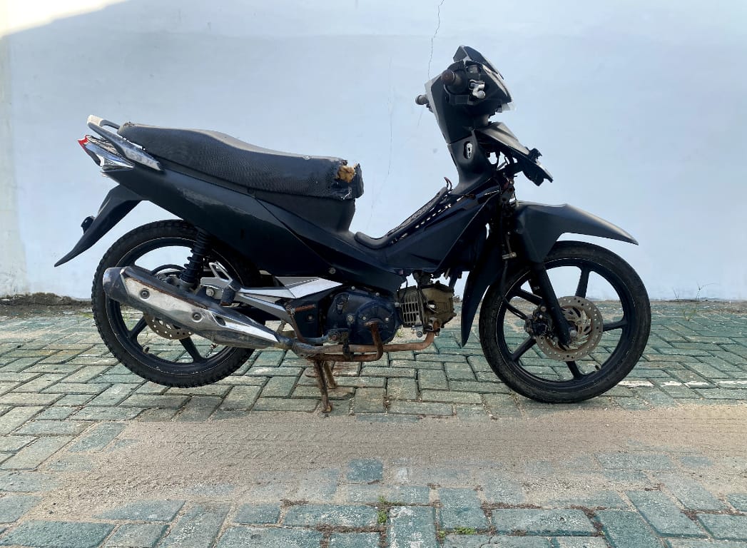 •	1 (satu) unit sepeda motor Supra X 125 warna hitam dengan Nomor Mesin JBP1E1852686 dan Nomor Rangka MH1JBP110MH852609