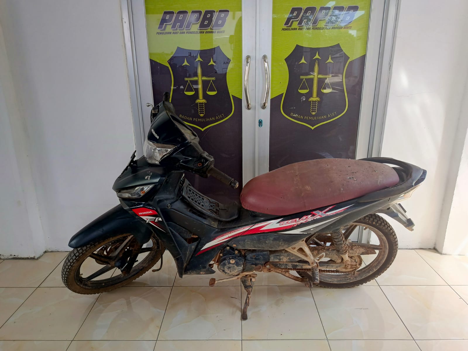 1 (satu) unit sepeda motor REVO X berwarna hitam tanpa Nomor Polisi
