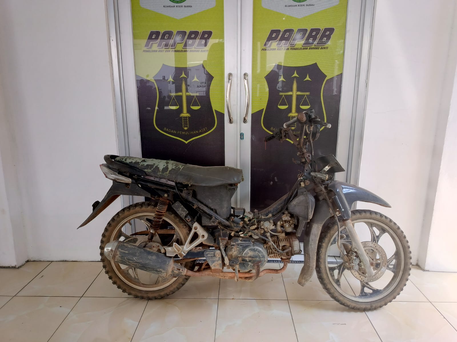 1 (satu) Unit Motor Honda Revo tanpa bok/kap mesin dengan Nopol BN 7091 JG