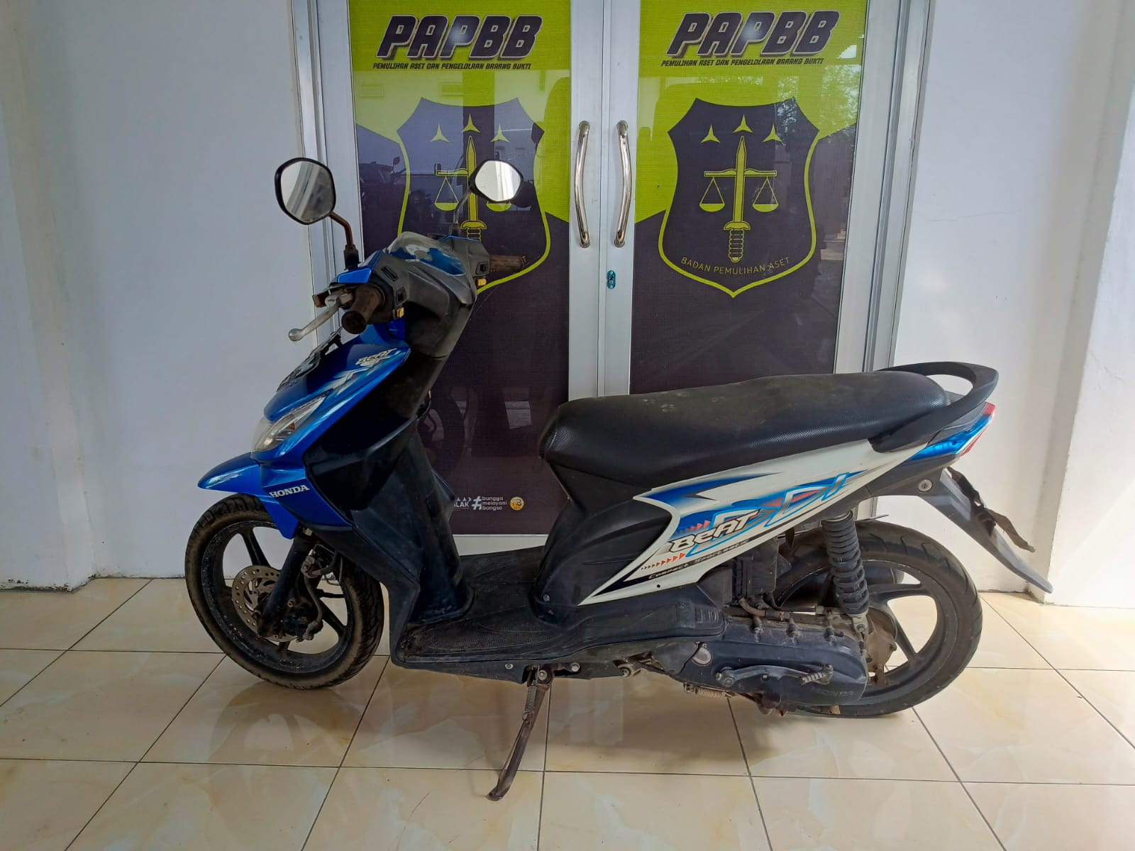 1 (satu) unit sepeda motor merk Honda Beat warna biru Nomor plat BN-7824-JM