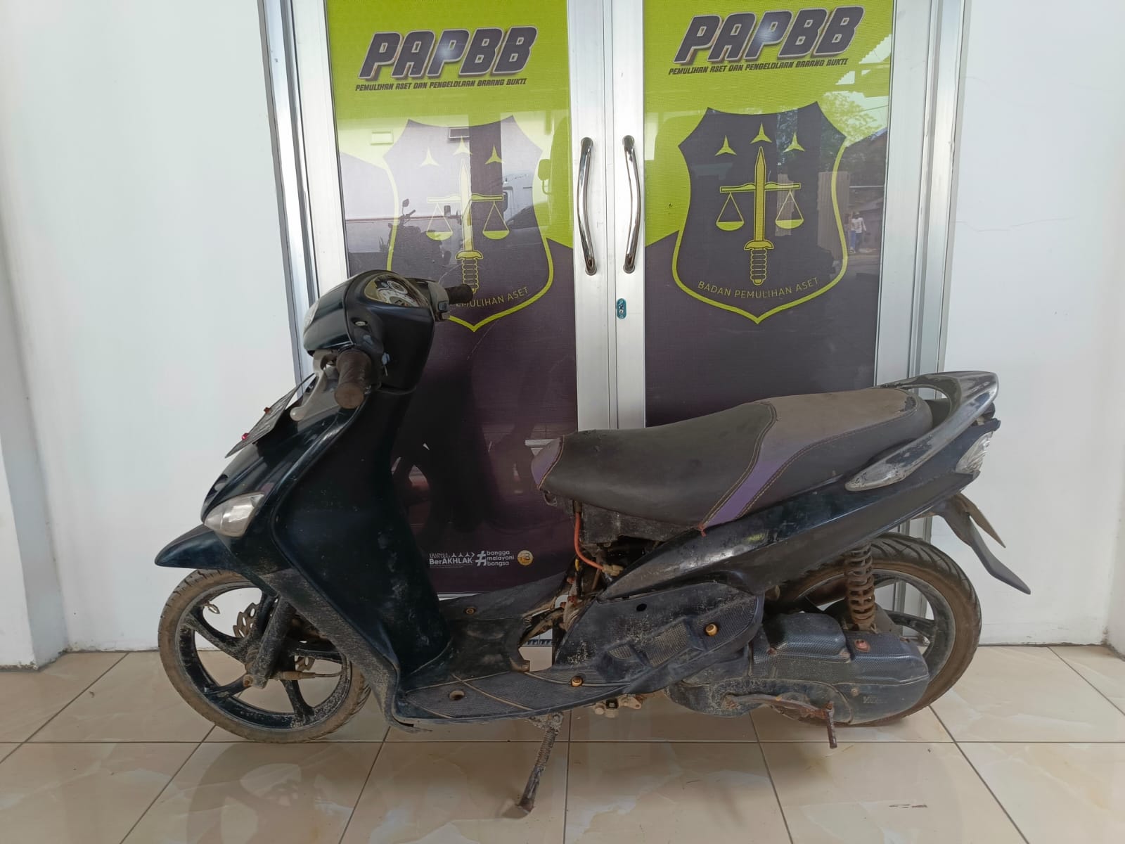 1 (satu) unit sepeda motor merk Yamaha Mio sporty warna hitam Nomor Polisi BN 7945 BY, nomor rangka MH35TL0068K958632, Nomor Mesin 5TL-959639