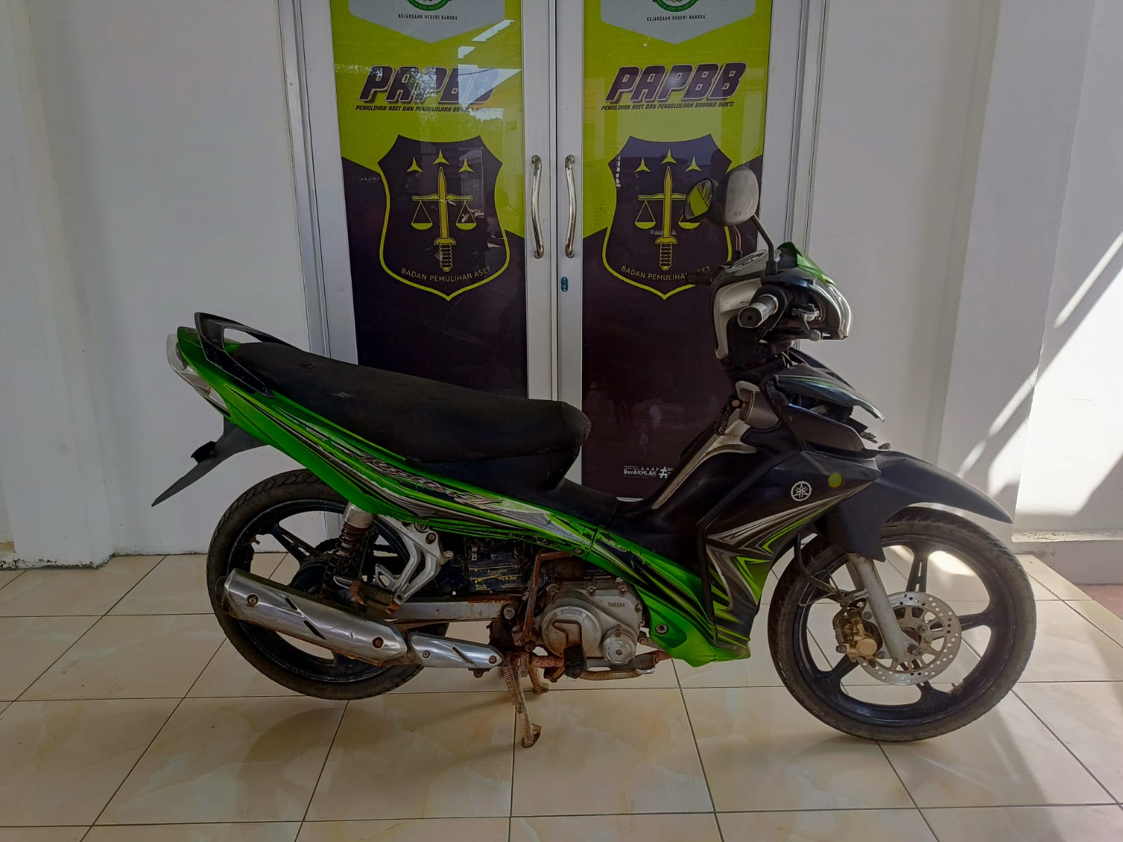 1 (satu) unit motor merek YAMAHA JUPITER Z wama hijau dengan nomor mesin 31B1053046 dan nomor rangka MH31B206CJ053121