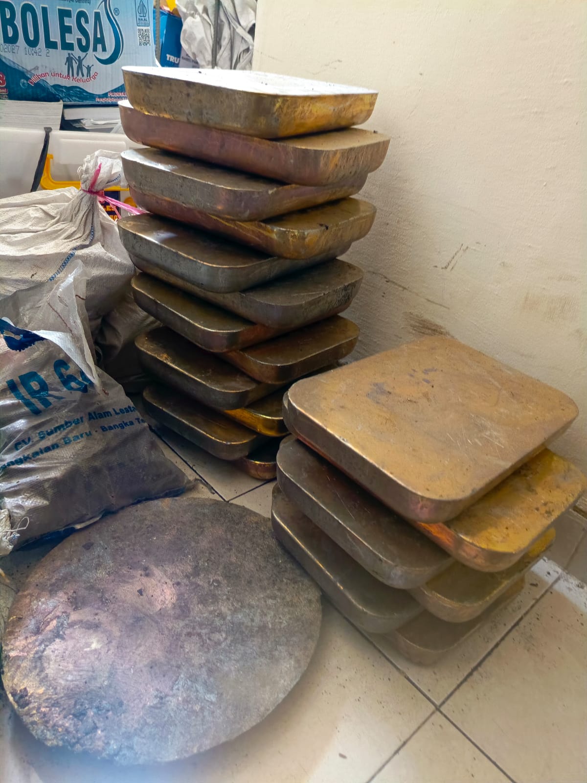 18 (delapan belas) balok timah dan 1 (satu) balok timah bulat seberat 425,2 (empat ratus dua puluh lima koma dua) kilogram;
