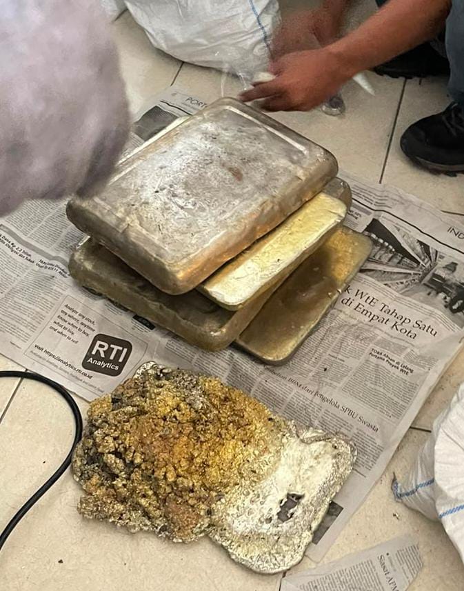 4 (empat) buah balok timah dan serpihan logam 1 (satu) batang seberat 91 (sembilan puluh satu) kilogram;