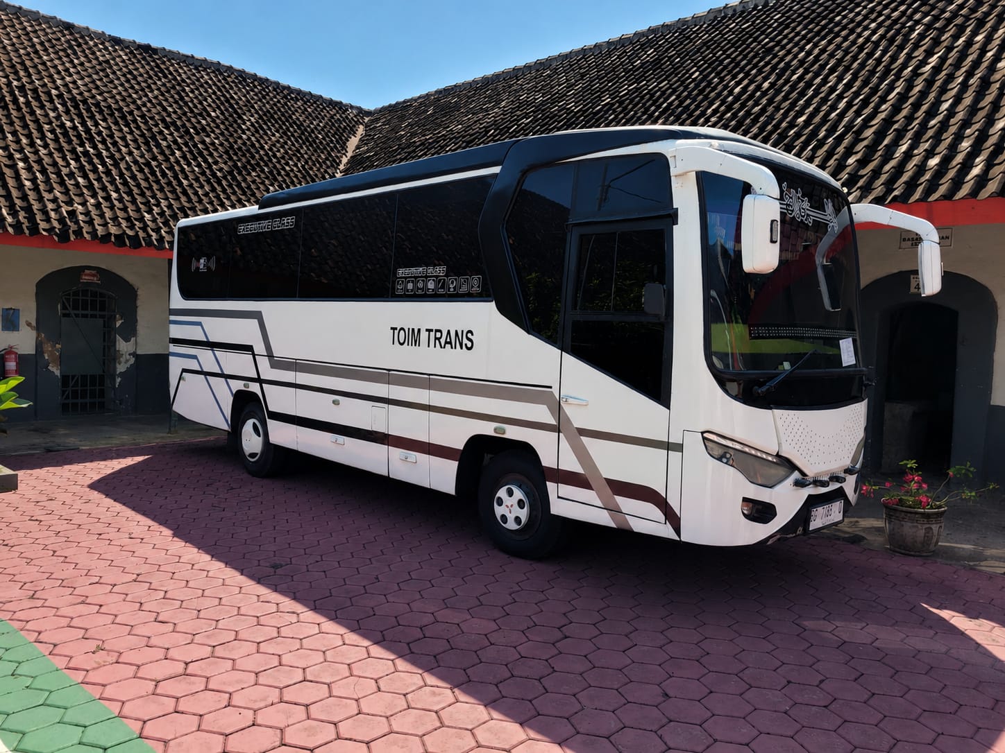 1 Unit Bus Merk Mitsubishi Warna Putih Tahun pembuatan 2001 