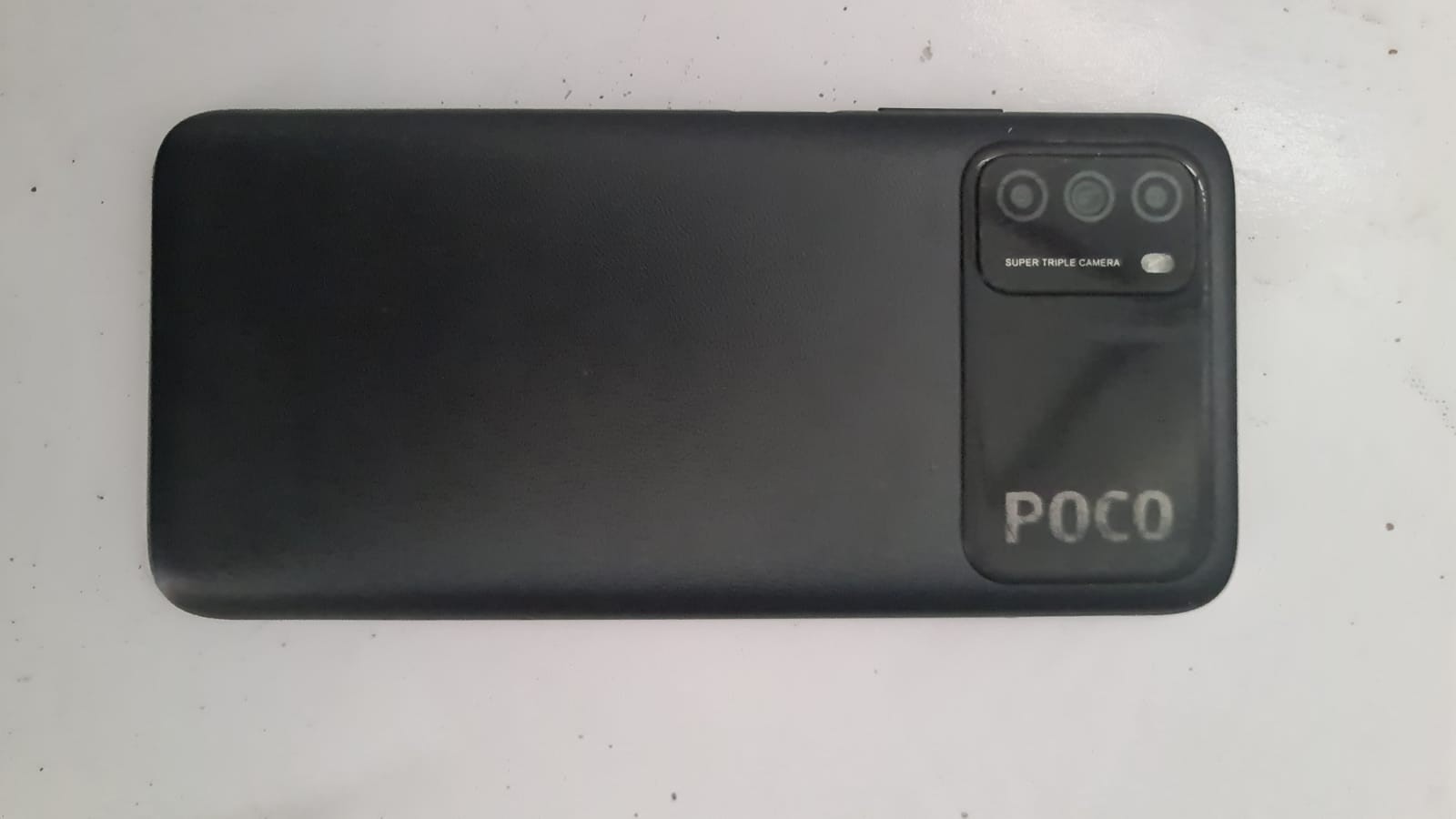 1 (satu) Unit Handphone warna hitam Merk 