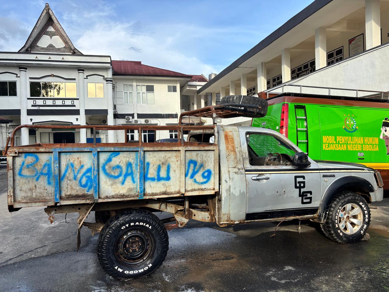 Mobil Pick Up merk Ford Ranger warna Silver