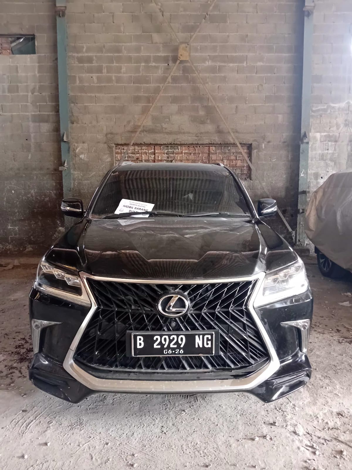 (satu) unit mobil Lexus LX 570 5.7 Sport SUV V8, Noka , Nosin , Warna Hitam, Tahun 2016, Bensin, berserta 1 buah kunci, Tanpa Surat Kepemilikan