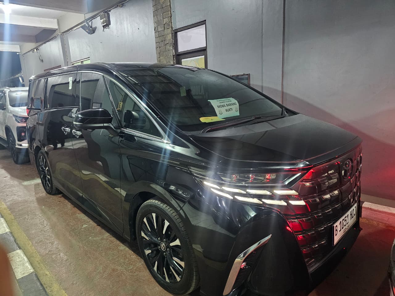 1 (satu) unit mobil Toyota Alphard 2.5 G CVT, Warna Hitam, Tahun 2024, Bensin, Nopol B 1051 HOJ,