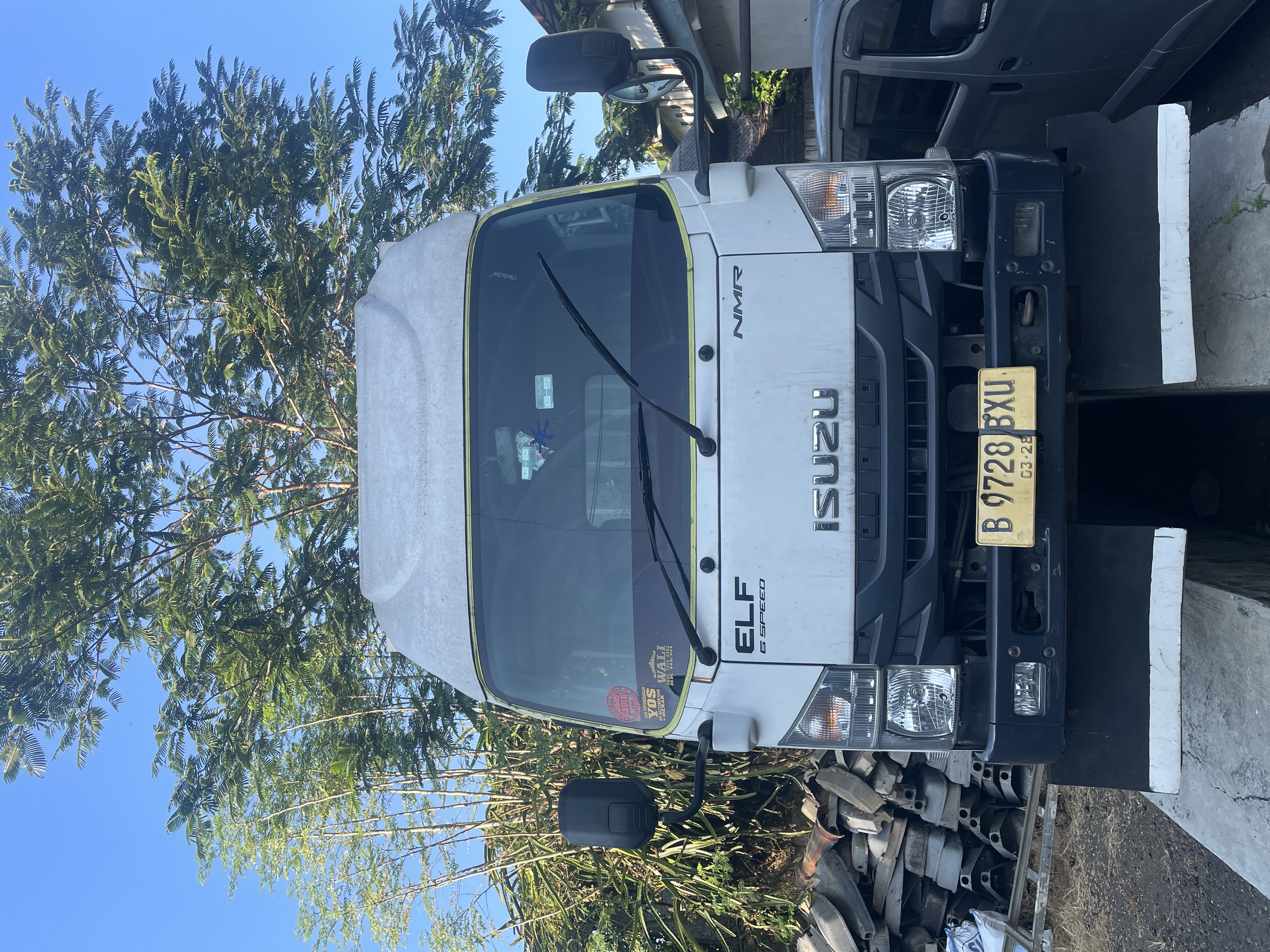 1 (satu) Satu unit kendaraan Isuzu Truck Box warna Putih