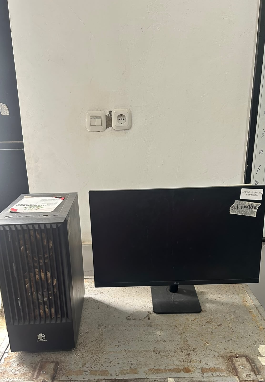 (Paket V) 1 (satu) unit Monitor LG 27MP400 dan 1 (satu) unit CPU Rakirtan warna hitam