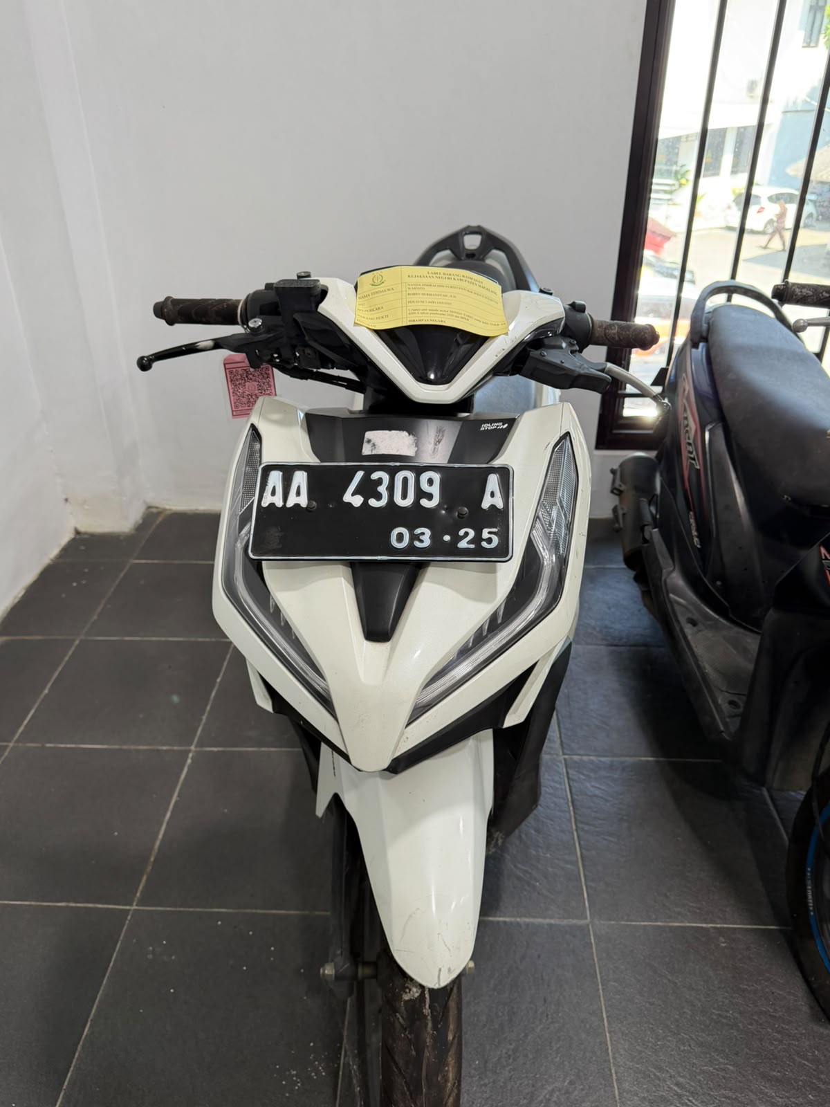 1 (satu) unit Kendaraan roda dua merk Honda Vario Tahun 2020 Nomor Polisi AA 4309 A, Nomor Mesin KF41E1905975, Nomor Rangka MH1KF4118LK903585, Warna putih beserta BPKB TANPA STNK