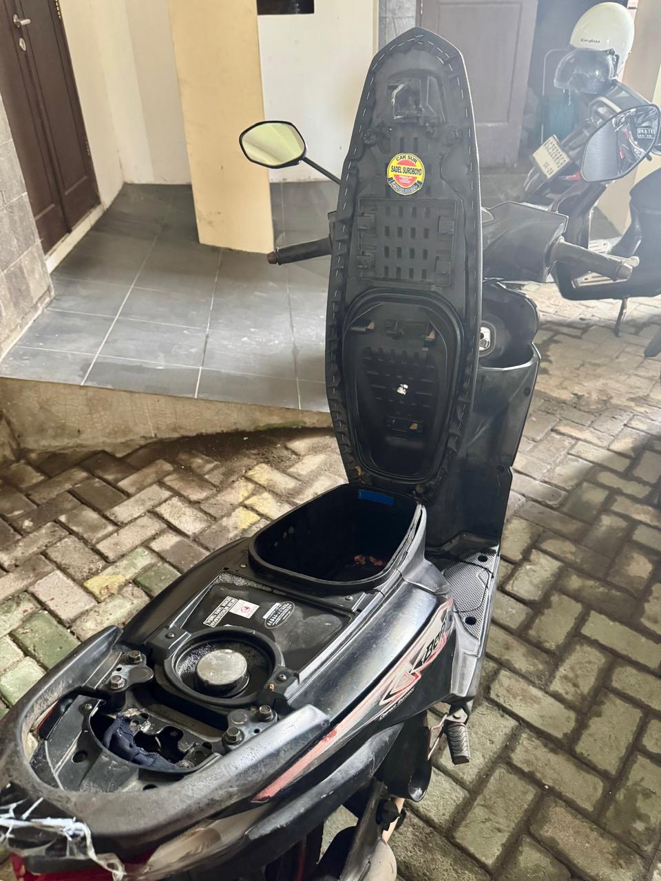 1 (satu) unit sepeda motor Honda Beat warna hitam Nopol AG 6459 RAD