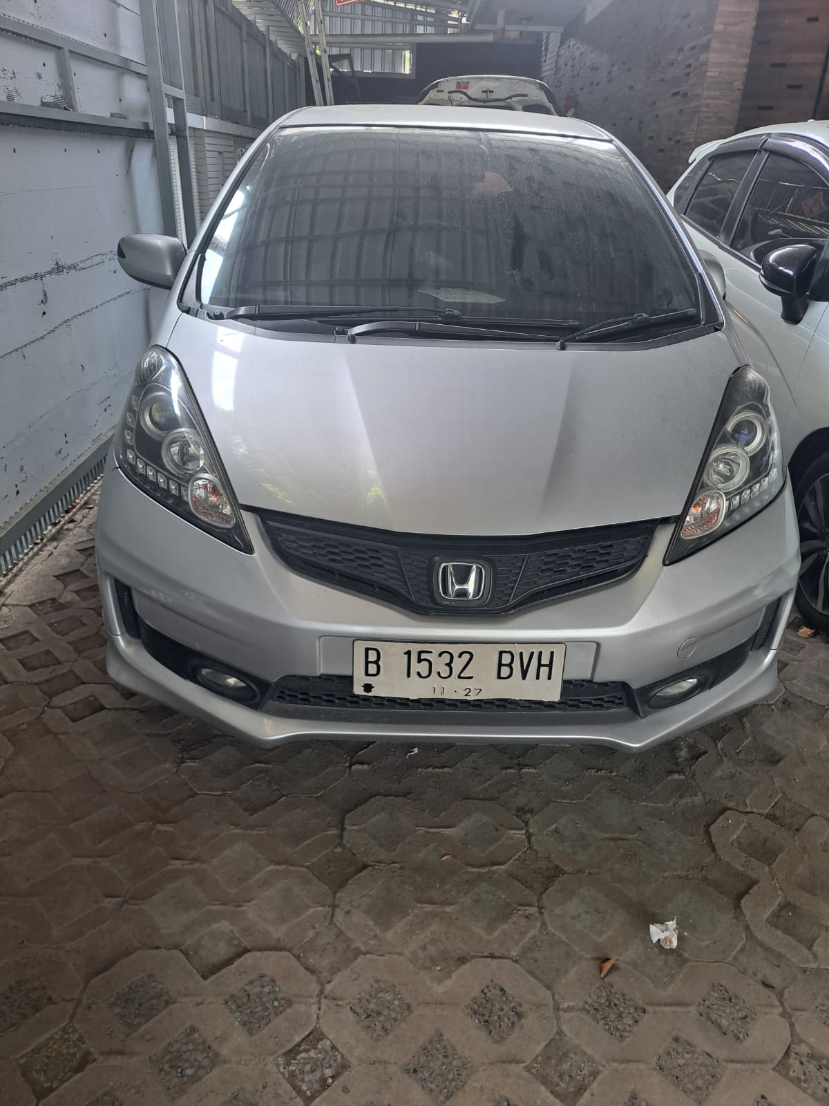 1 (satu) unit kendaraan roda empat Honda Jazz Tahun 2008, Warna Silver, dengan nomor polisi B 1532 BVH, Tanpa STNK dan BPKB