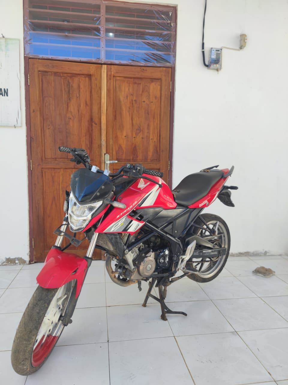 1 (satu) unit Sepeda Motor Honda CBR warna merah tanpa plat