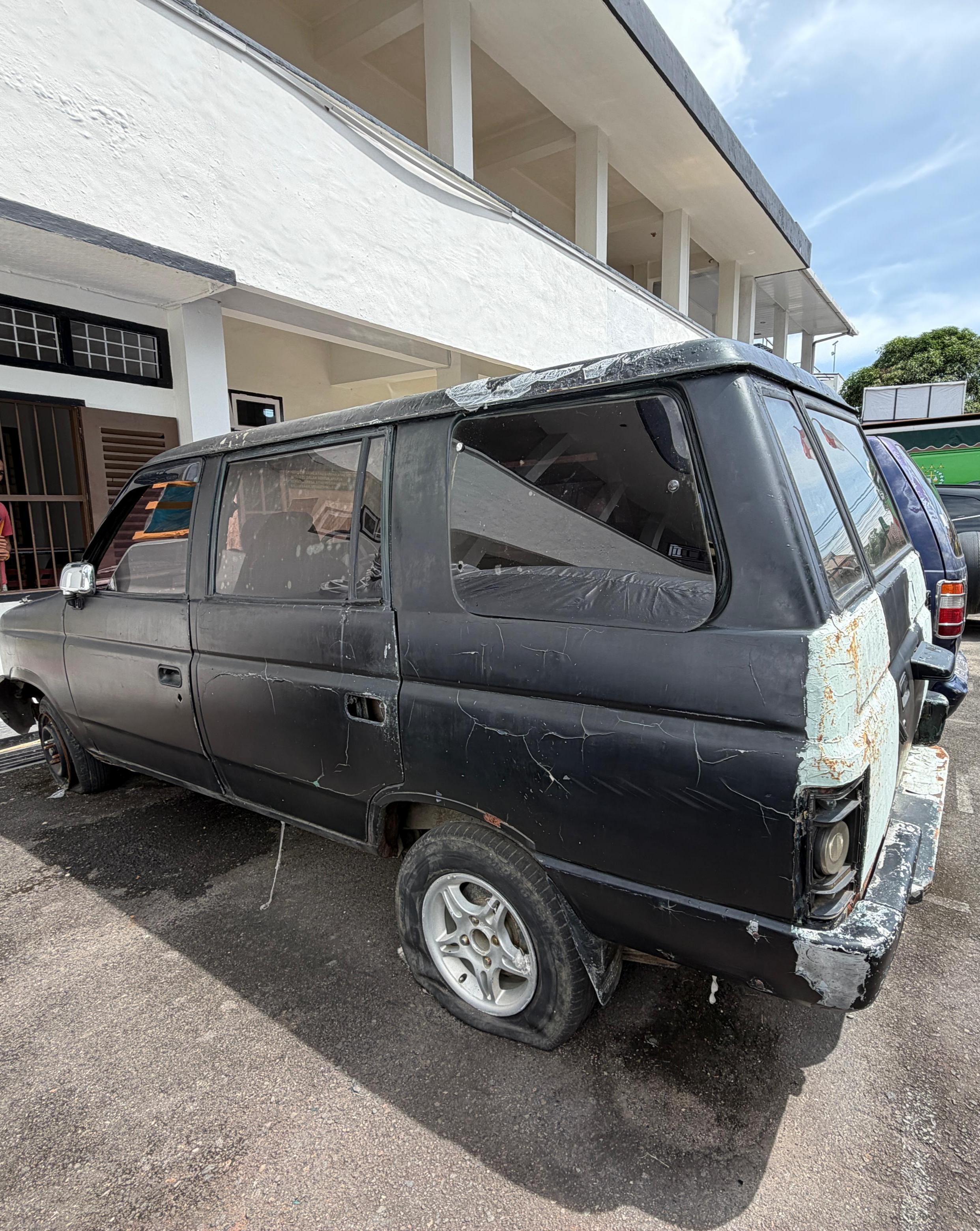 1 (satu) unit mobil Isuzu Panther 