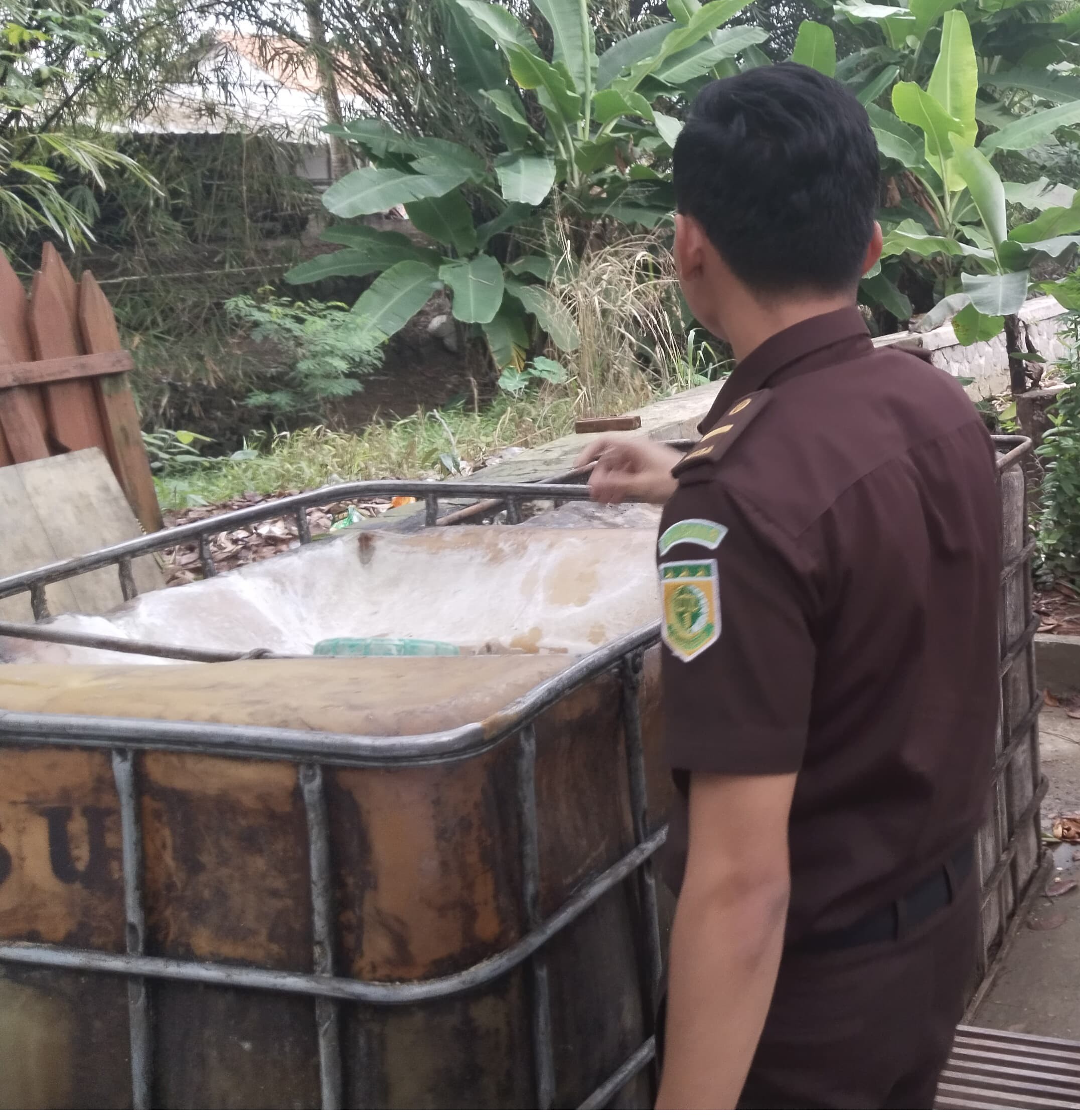  1 (satu) Paket Bahan  Bakar Minyak Jenis Bio  Solar Bersubsidi Dengan  Jumlah Kurang Lebih   1000 Liter Yang  Terdapat Didalam 2  (dua) Unit Baby Tank  (kempu) Dan 1 (satu)  Drum; 
