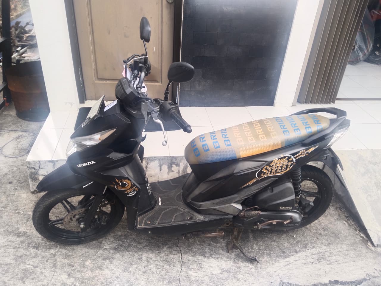 1 (satu) unit sepeda motor  honda beat street warna  hitam dengan nomor polisi  T-2005-LO